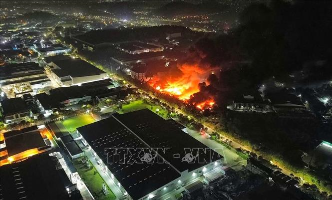Khẩn trương khống chế cháy tại khu công nghiệp Tiên Sơn