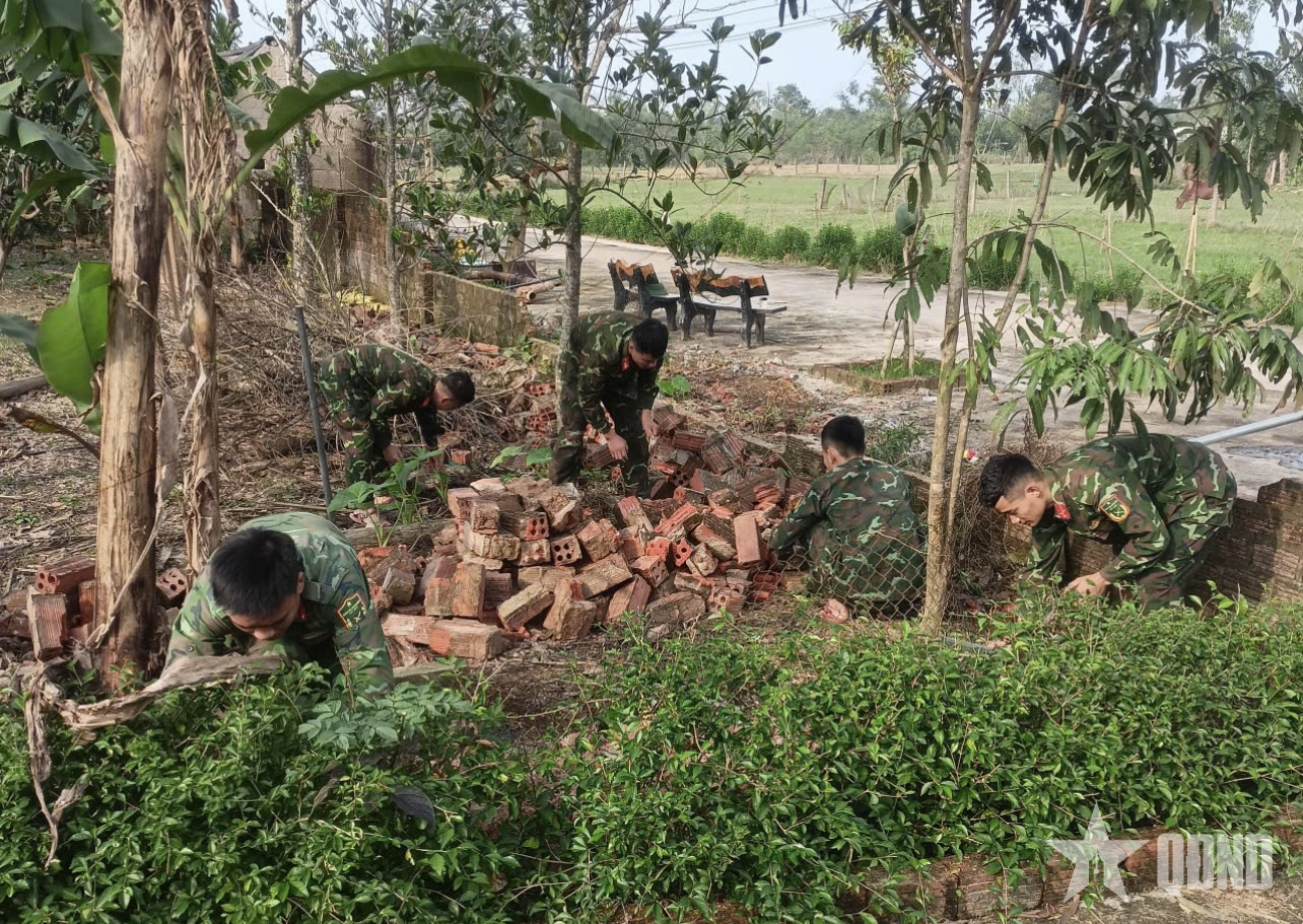 Những bước chân bộ đội thắp lại niềm tin nơi vùng lũ Cẩm Duệ