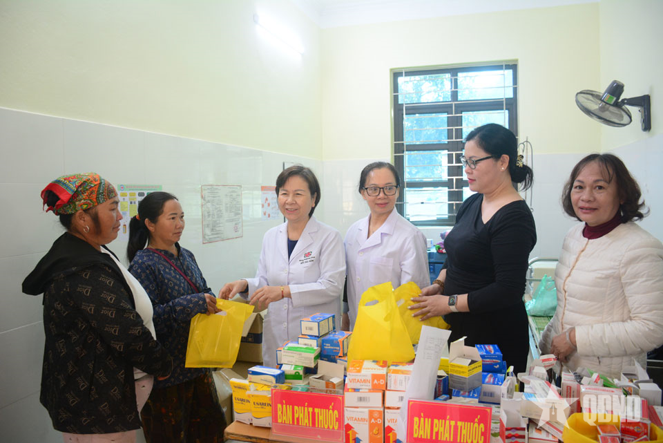 Điện Biên: Khám bệnh, trao 250 suất quà tặng người dân