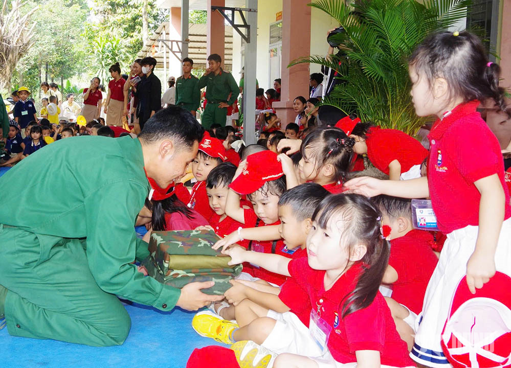 Lan tỏa chương trình “Em yêu chú bộ đội”