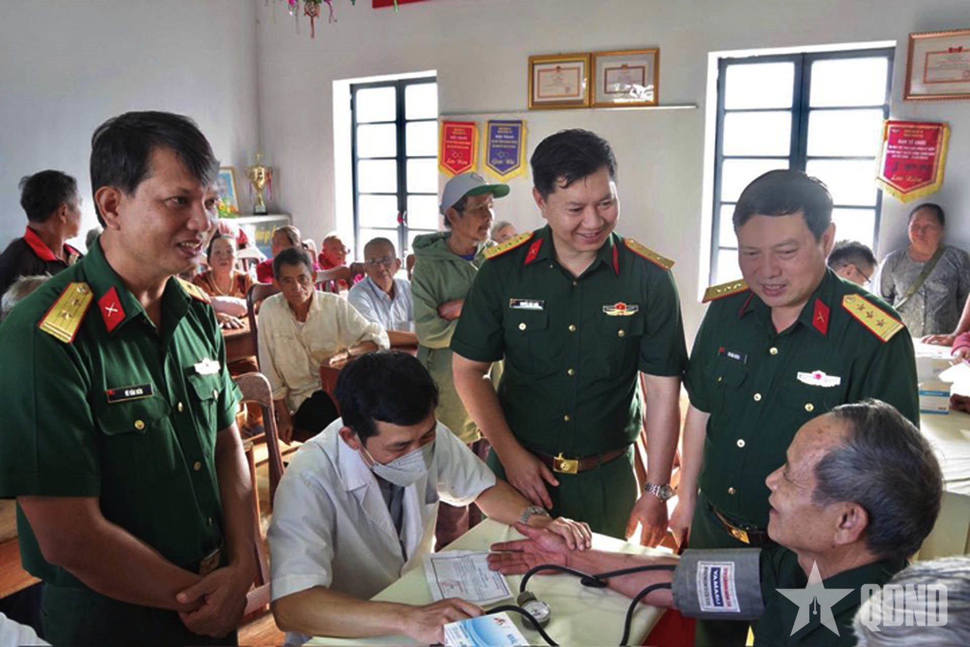 Trung đoàn 719 (Binh đoàn 16): Khám bệnh, cấp thuốc miễn phí cho nhân dân