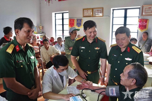 Trung đoàn 719 (Binh đoàn 16): Khám bệnh, cấp thuốc miễn phí cho nhân dân