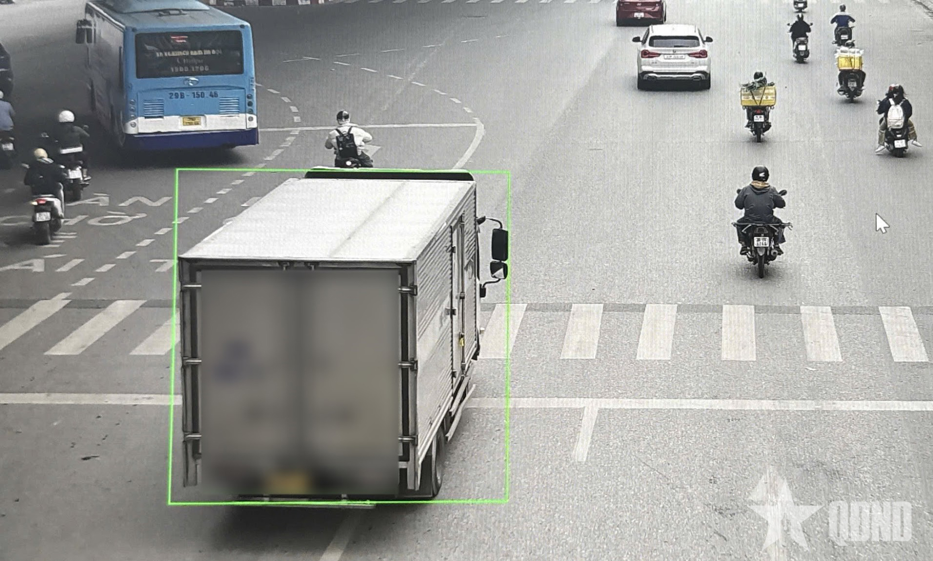 Hà Nội: Xử lý hàng chục xe tải trong giờ cao điểm