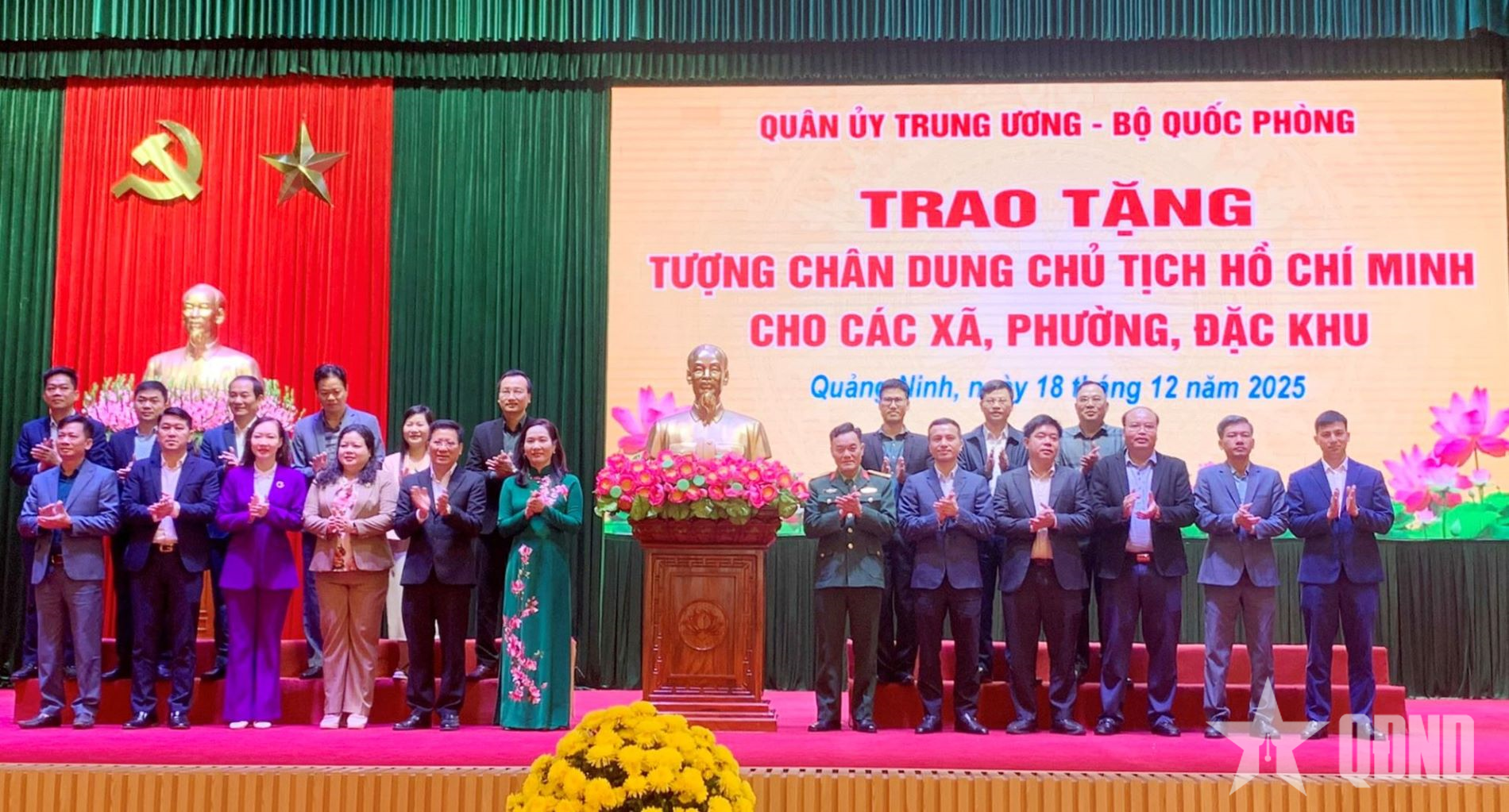 Quảng Ninh: Trao tượng chân dung Chủ tịch Hồ Chí Minh tặng các xã, phường, đặc khu