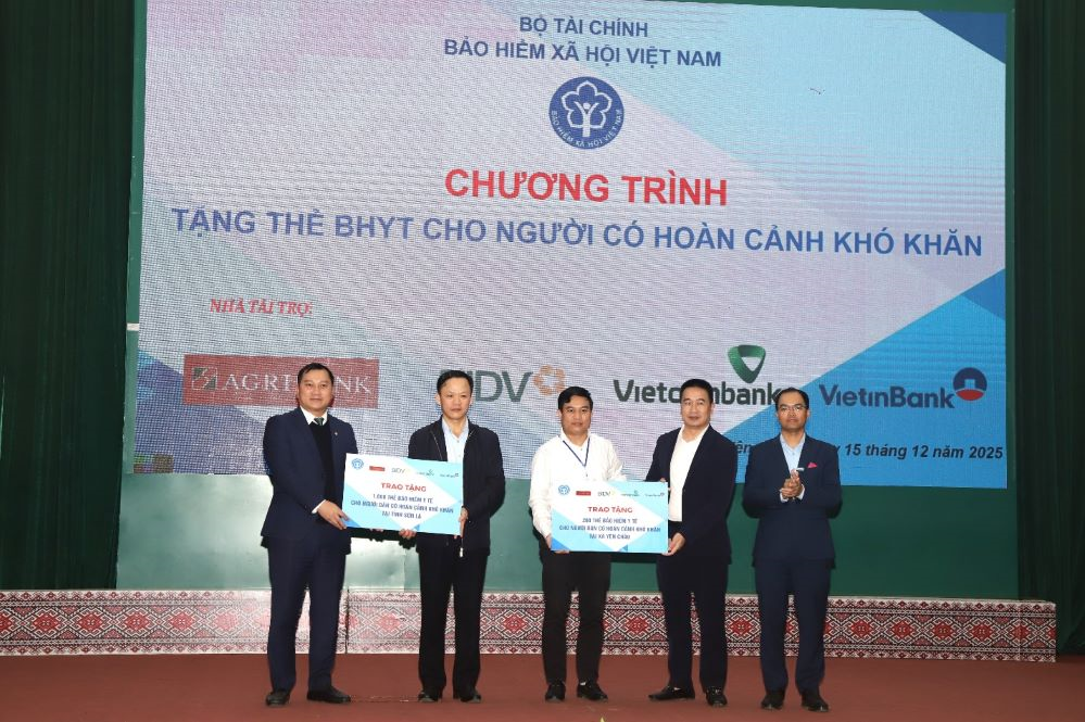 Agribank tặng gần 8.000 thẻ bảo hiểm y tế cho người có hoàn cảnh khó khăn trước thềm năm mới