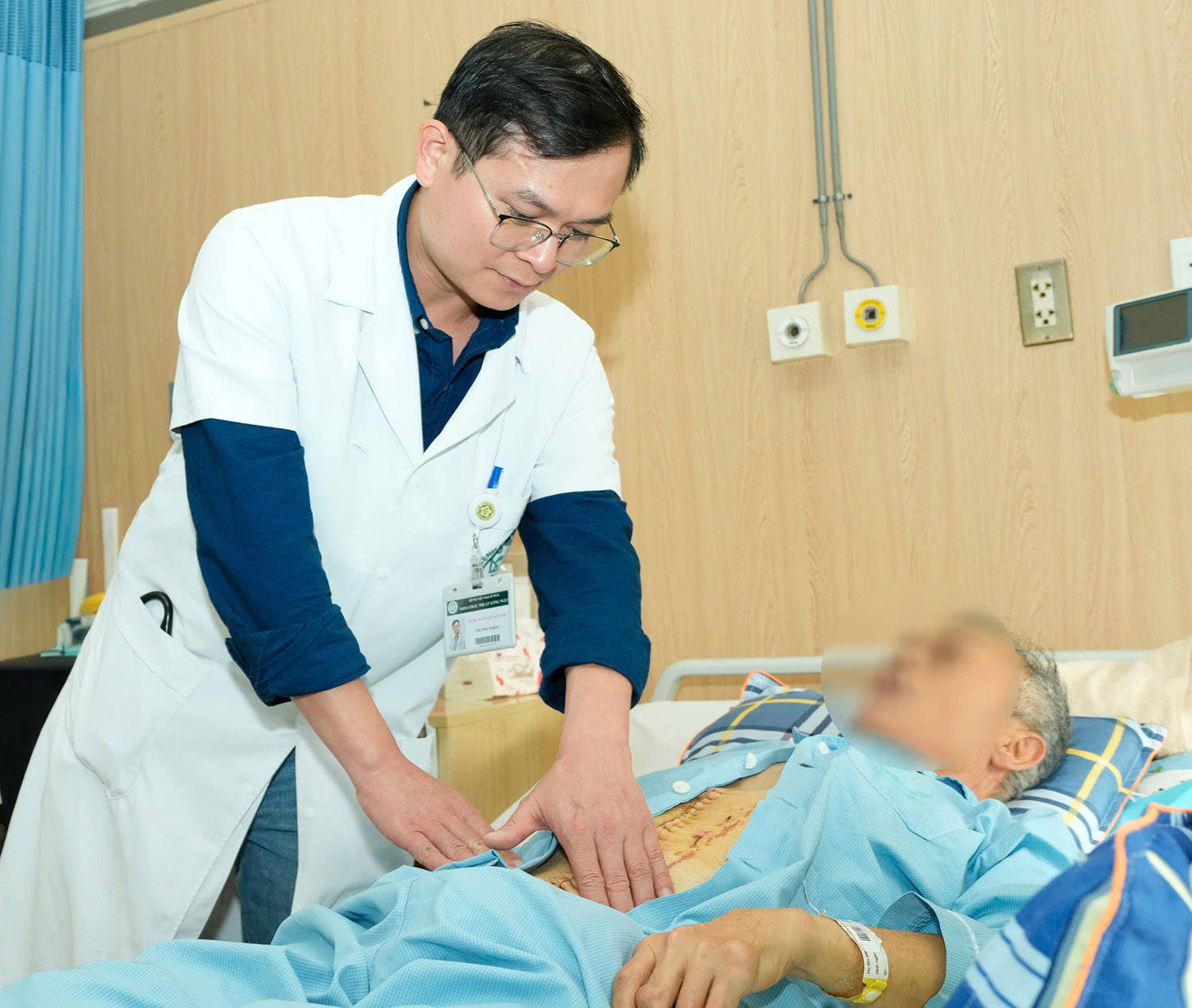 Cứu sống bệnh nhân mất 4 lít máu do vỡ phình động mạch chủ bụng