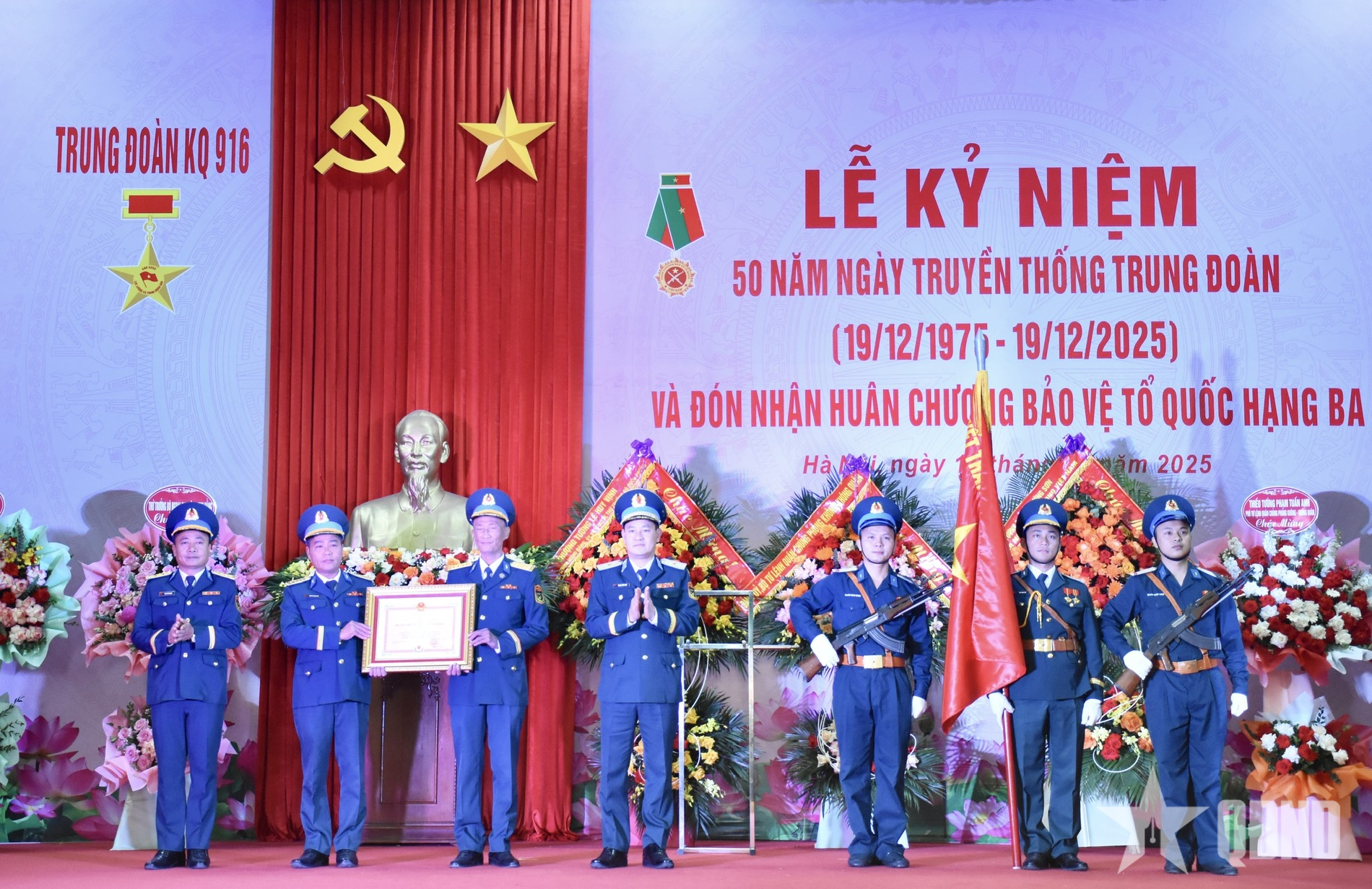 Trung đoàn Không quân 916 đón nhận Huân chương Bảo vệ Tổ quốc hạng Ba