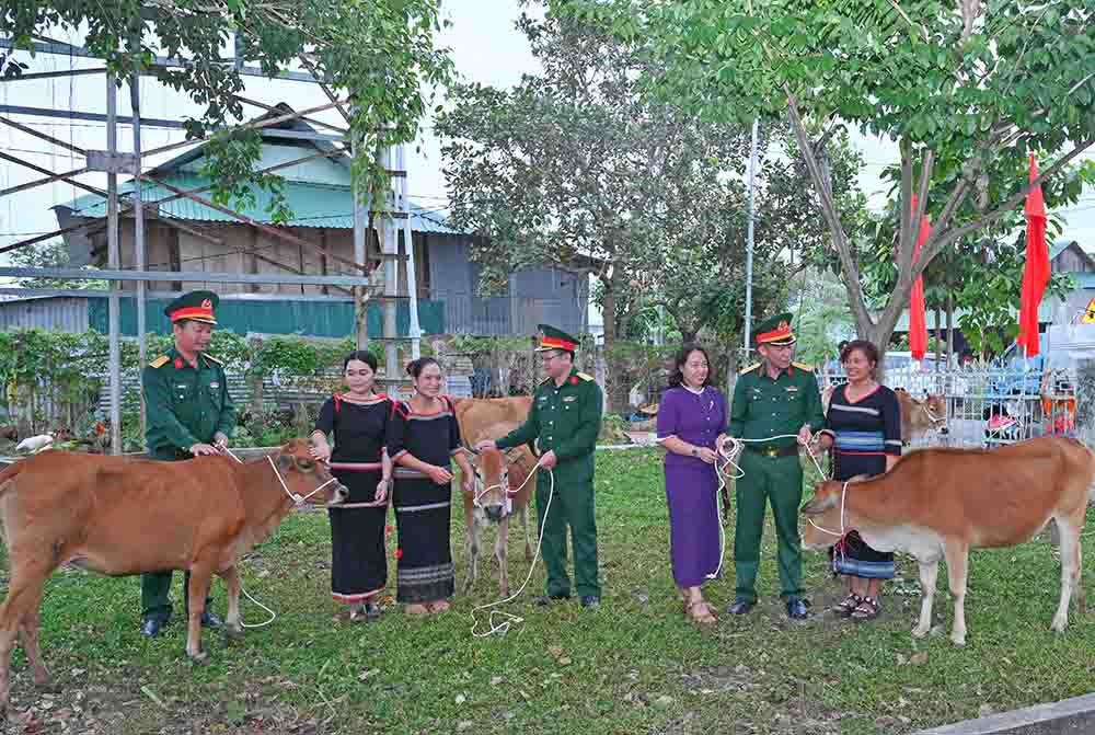 Đoàn Kinh tế - Quốc phòng 717: Xem việc của dân như việc của mình