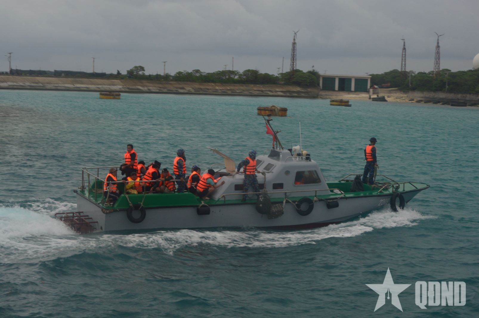 Vùng 4 Hải quân đưa 52 ngư dân gặp nạn trên biển vào đảo Song Tử Tây an toàn

