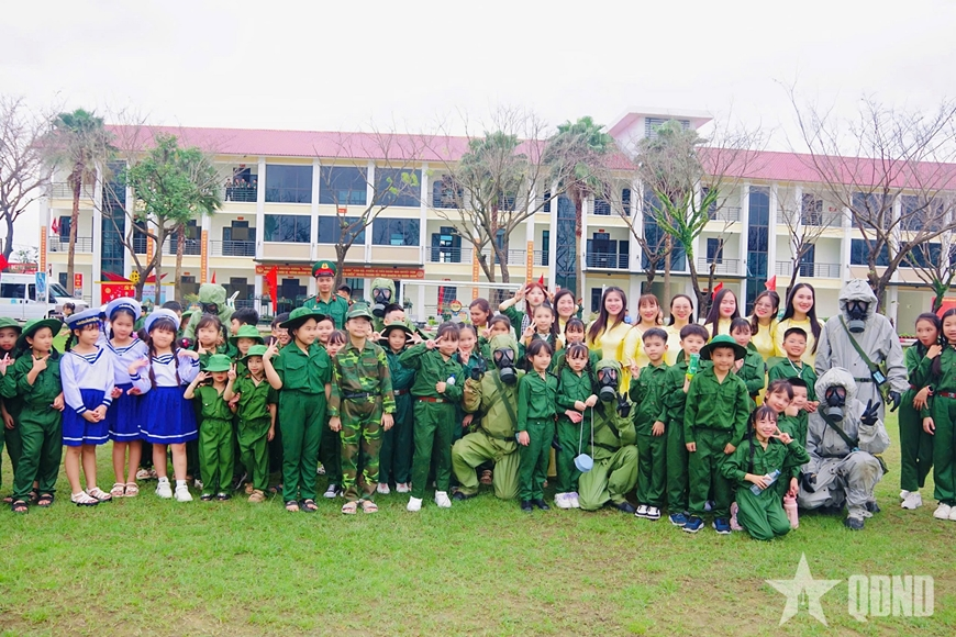 “Em là chiến sĩ tí hon”