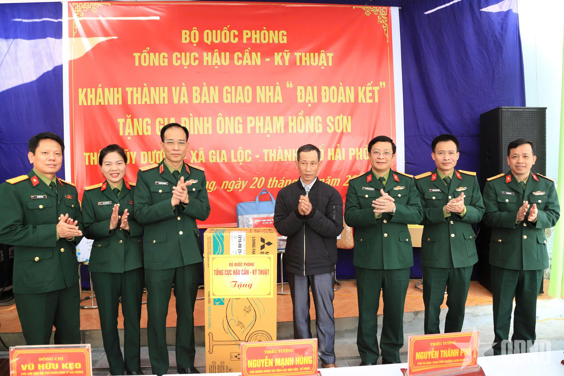 Bàn giao nhà “Nhà đại đoàn kết” tặng cựu chiến binh Phạm Hồng Sơn