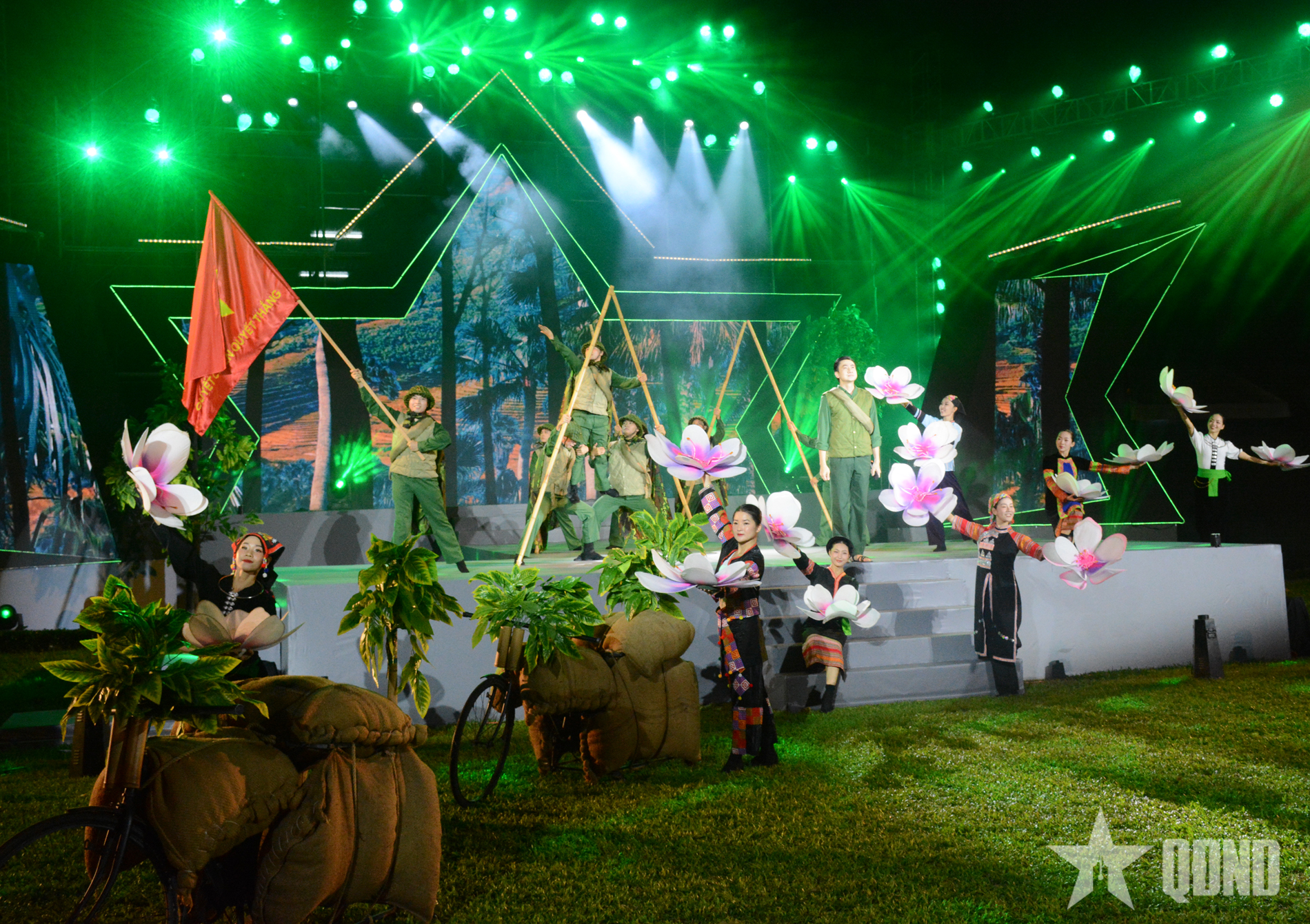 Đặc sắc chương trình nghệ thuật “Vì nhân dân quên mình” ở Thành phố mang tên Bác