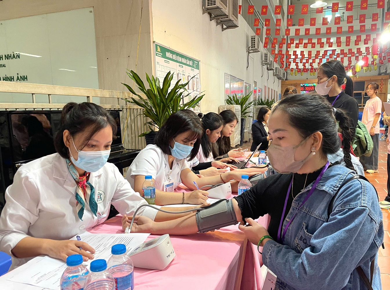 Bệnh viện Thanh Nhàn: Khám sức khỏe và xét nghiệm HPV miễn phí giúp 600 phụ nữ yếu thế