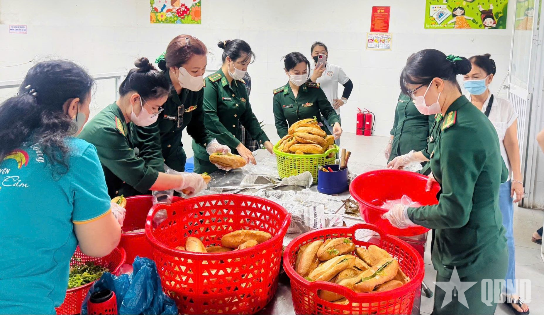 Hội Phụ nữ Bộ đội Biên phòng TP Đà Nẵng tặng hàng trăm suất ăn hỗ trợ trẻ em và người có hoàn cảnh khó khăn