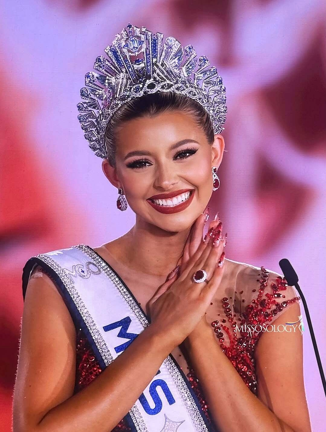 Người đẹp Hoa Kỳ đăng quang Miss Cosmo 2025