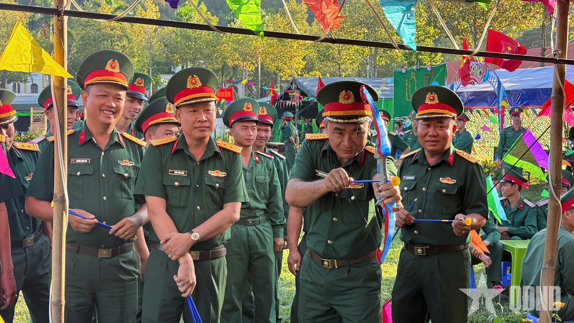 Hội chợ thanh niên Trung đoàn 20 sôi nổi chào mừng ngày 22-12