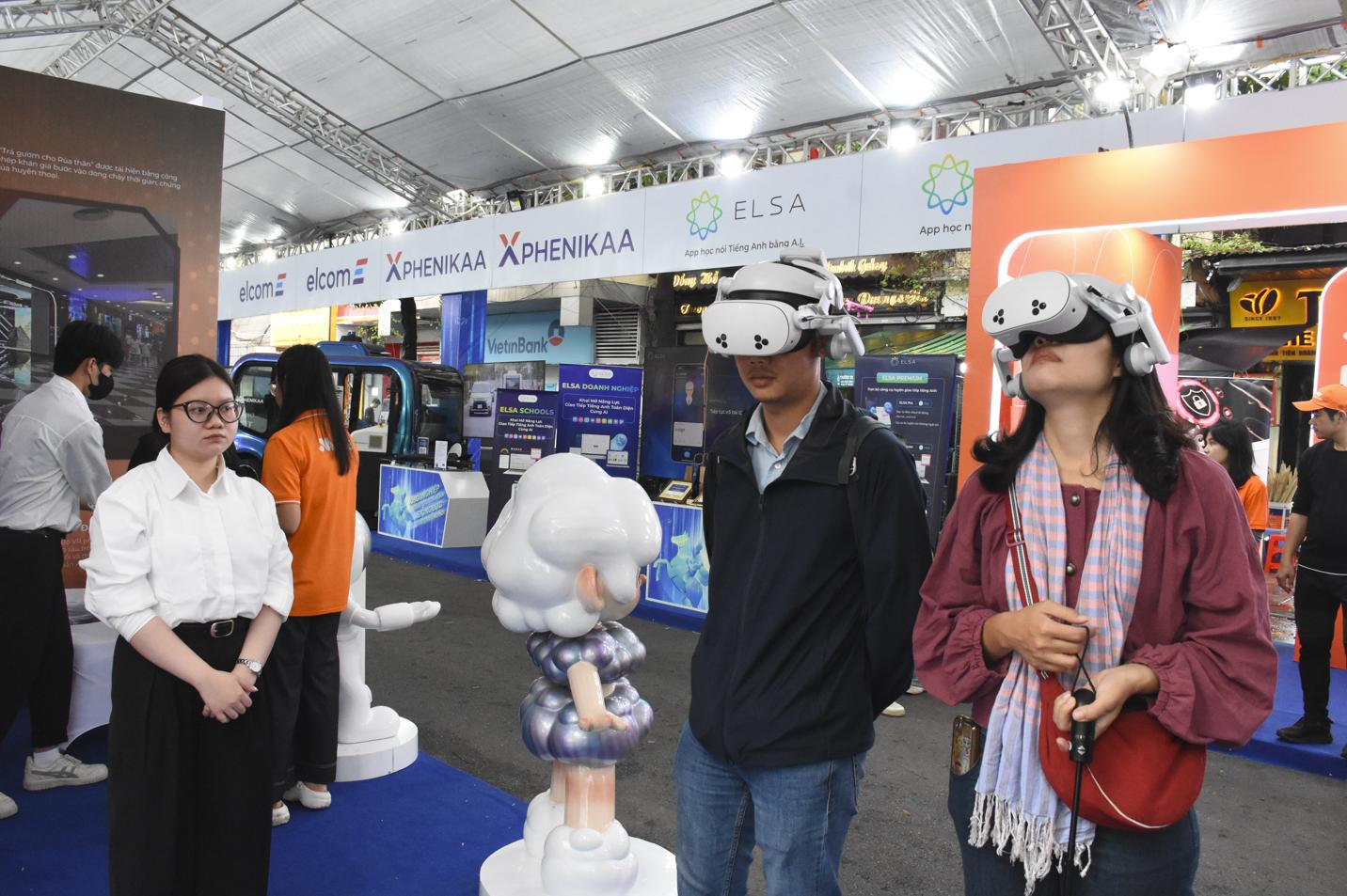 Người dân trải nghiệm công nghệ tại phố đi bộ
