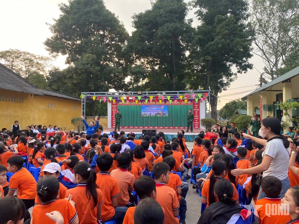 Trường Sĩ quan Chính trị tổ chức chương trình tham quan, trải nghiệm cho học sinh