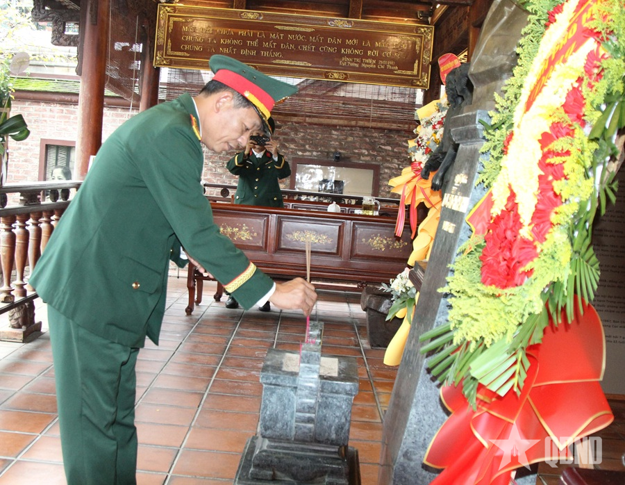 Bộ CHQS thành phố Huế dâng hương, dâng hoa tưởng niệm Đại tướng Nguyễn Chí Thanh