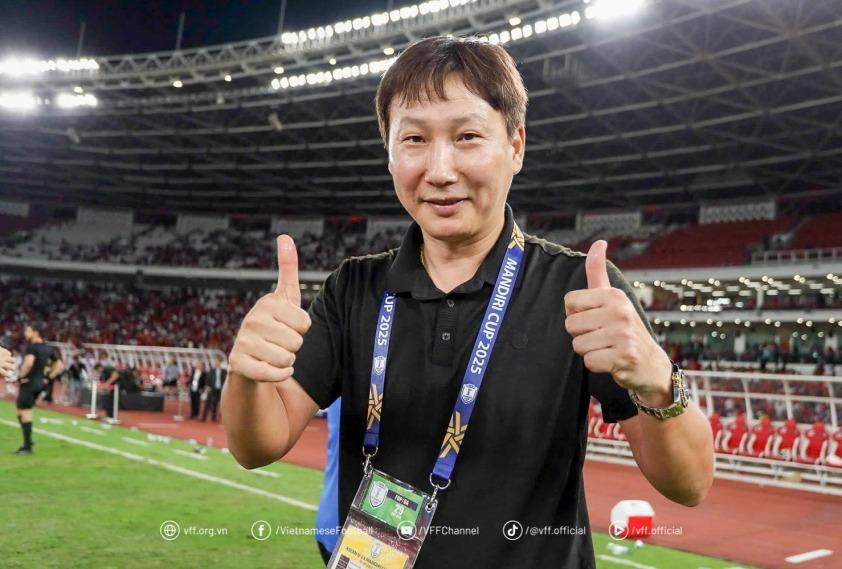 Huấn luyện viên Kim Sang sik gia hạn hợp đồng với VFF đến năm 2027

