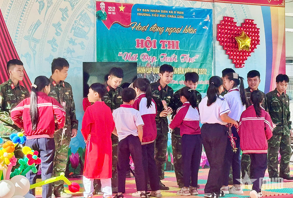 “Nét đẹp tuổi thơ” - ấm áp nghĩa tình quân dân vùng lũ