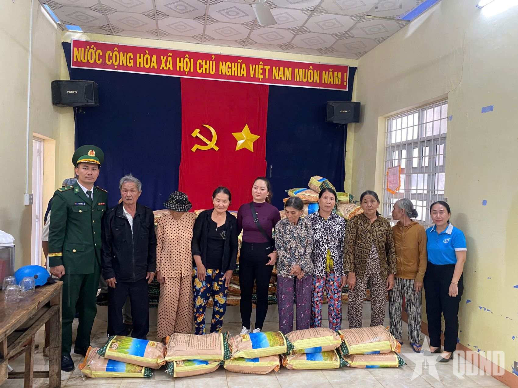 Đắk Lắk: Bộ đội Biên phòng trao 2,5 tấn lúa giống hỗ trợ người dân phường Sông Cầu

