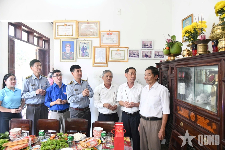 Chi đội Kiểm ngư số 3 tổ chức “Bữa cơm tri ân” tại gia đình Bà mẹ Việt Nam anh hùng