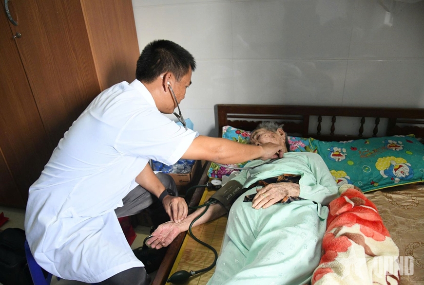 Chi đội Kiểm ngư số 3 tổ chức “Bữa cơm tri ân” tại gia đình Bà mẹ Việt Nam anh hùng