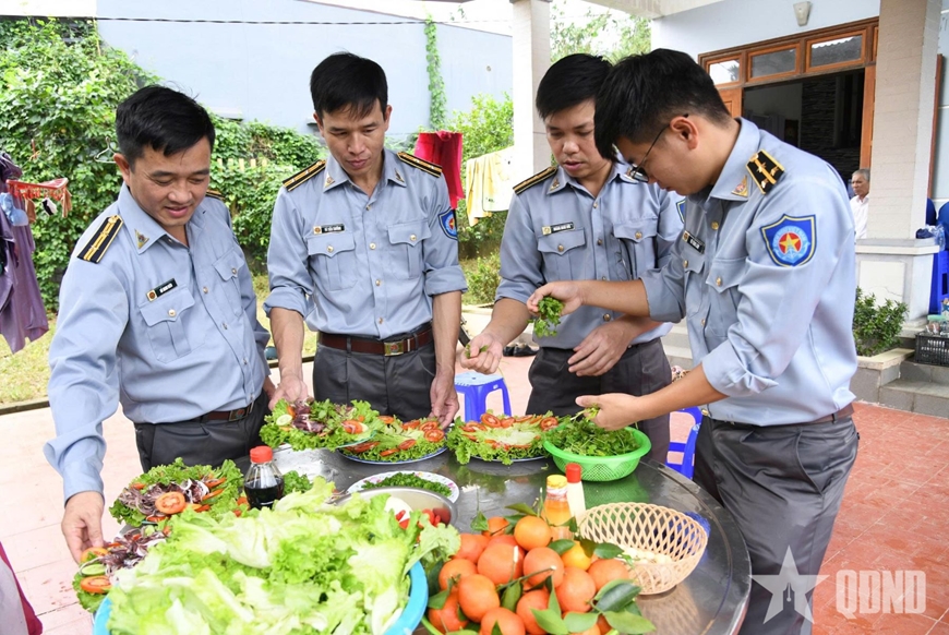 Chi đội Kiểm ngư số 3 tổ chức “Bữa cơm tri ân” tại gia đình Bà mẹ Việt Nam anh hùng