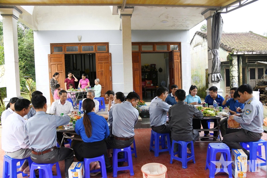 Chi đội Kiểm ngư số 3 tổ chức “Bữa cơm tri ân” tại gia đình Bà mẹ Việt Nam anh hùng