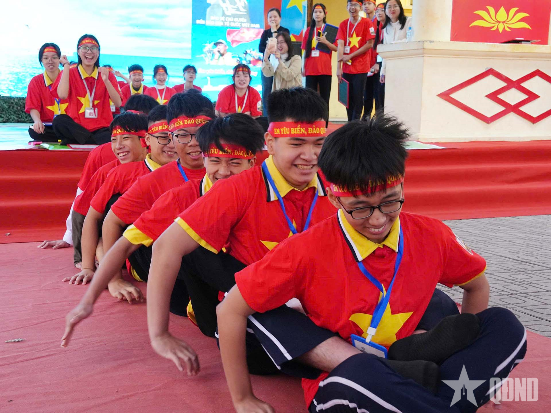 Hun đúc tình yêu biển, đảo cho học sinh Thủ đô