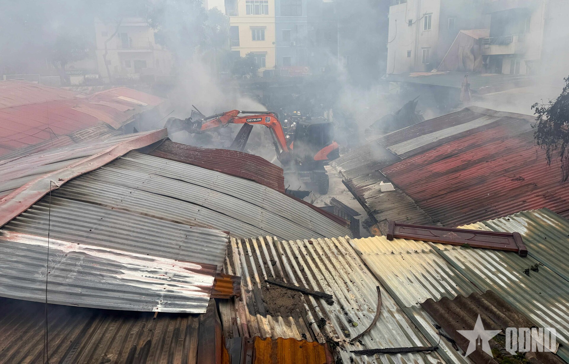 Hà Nội:Nhiều ki-ốt ở chợ Nhà Xanh bốc cháy, đang xác định thiệt hại

