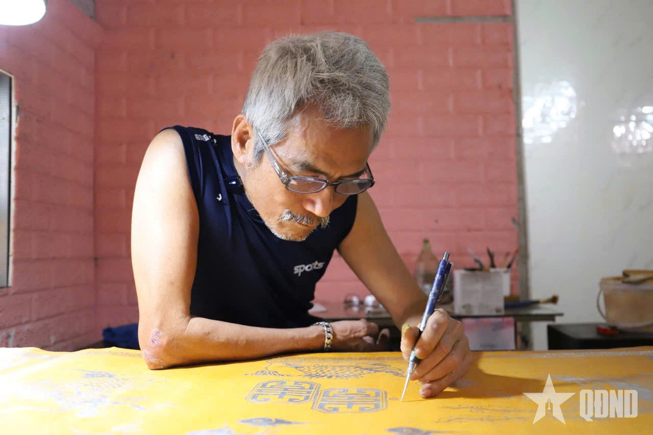 Truyền nhân đời thứ 26 của dòng họ làm giấy sắc phong