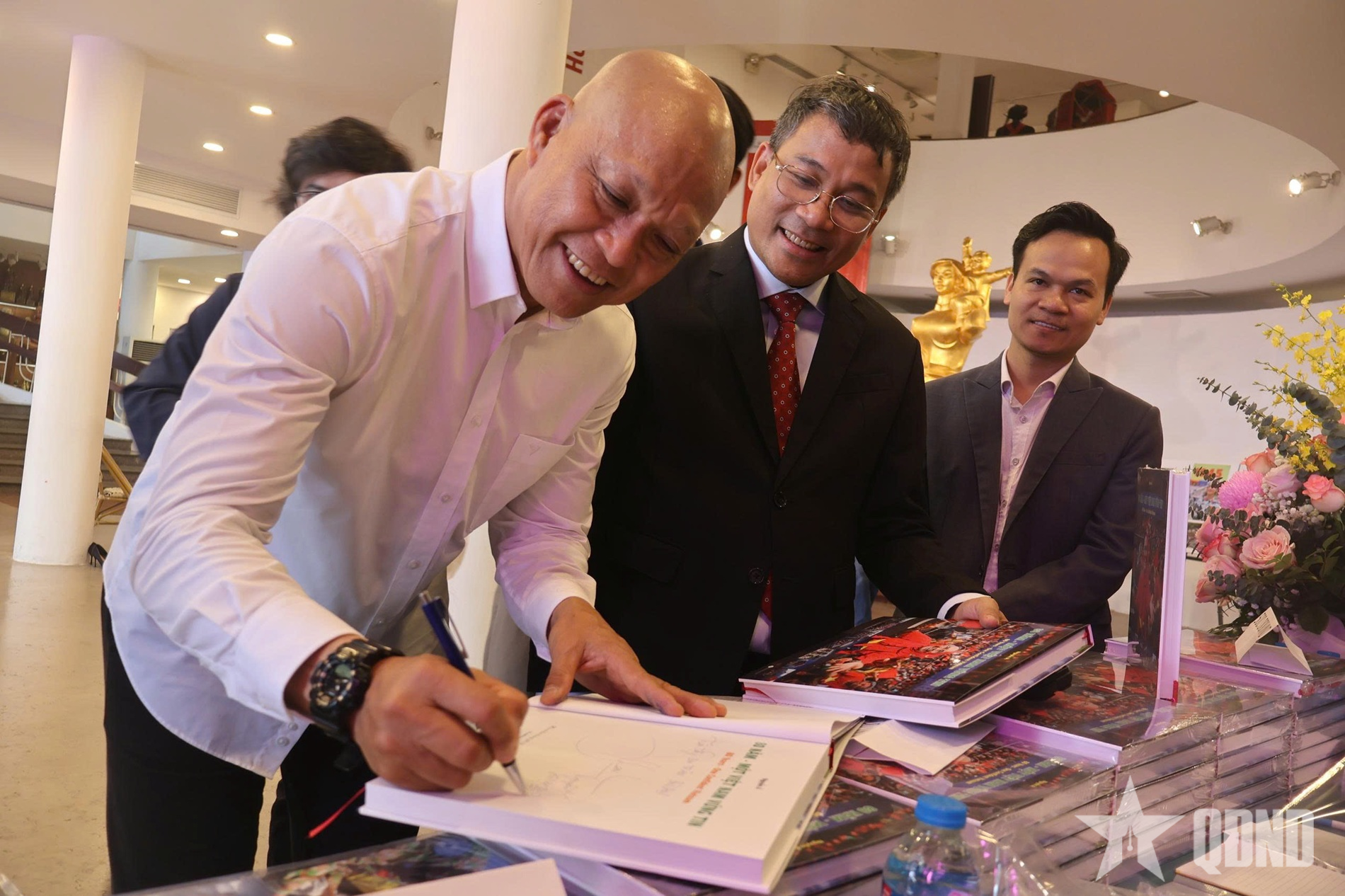 Nghệ sĩ nhiếp ảnh Nguyễn Á: Khoảnh khắc tôi không thể quên là hình ảnh lực lượng cứu hộ, cứu nạn của Quân đội nhân dân Việt Nam 