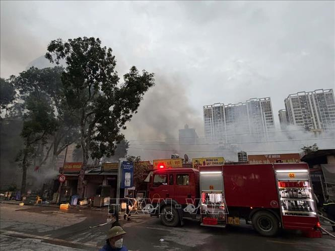 Hà Nội: Cháy chợ sát khu dân cư, nhiều tiểu thương phải sơ tán

