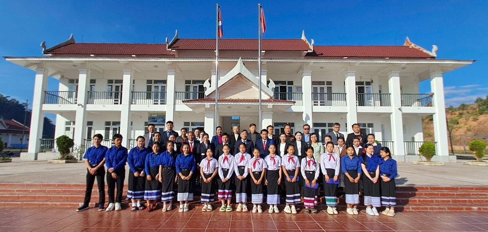 Đại sứ Việt Nam tại Lào thăm Trường THPT huyện Boun Neua (Lào)