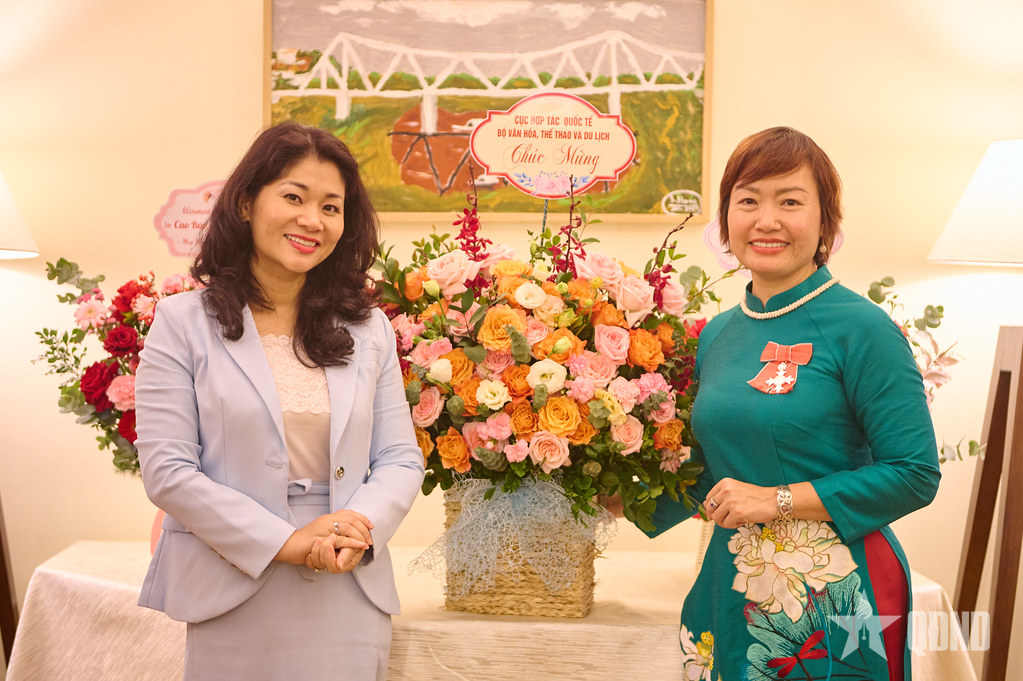 Người đầu tiên tại Việt Nam được trao tặng huân chương lĩnh vực văn hóa giáo dục Vương quốc Anh