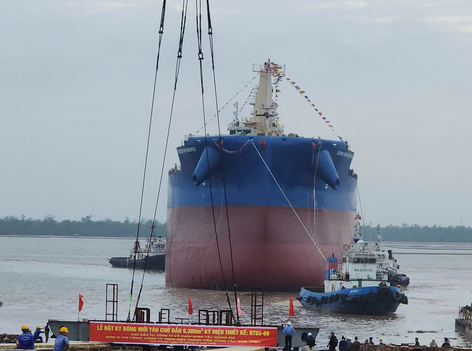 Hạ thủy tàu chở hàng lớn nhất do Việt Nam thiết kế và đóng mới