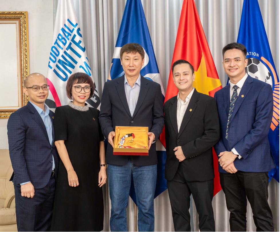 Trao tặng huấn luyện viên Kim Sang Sik huy chương làm từ vàng thật