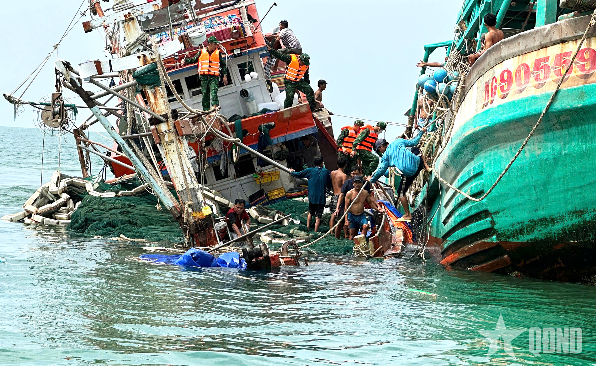 Cà Mau: Kịp thời hỗ trợ cứu vớt tàu cá và nhiều ngư dân bị chìm trên biển