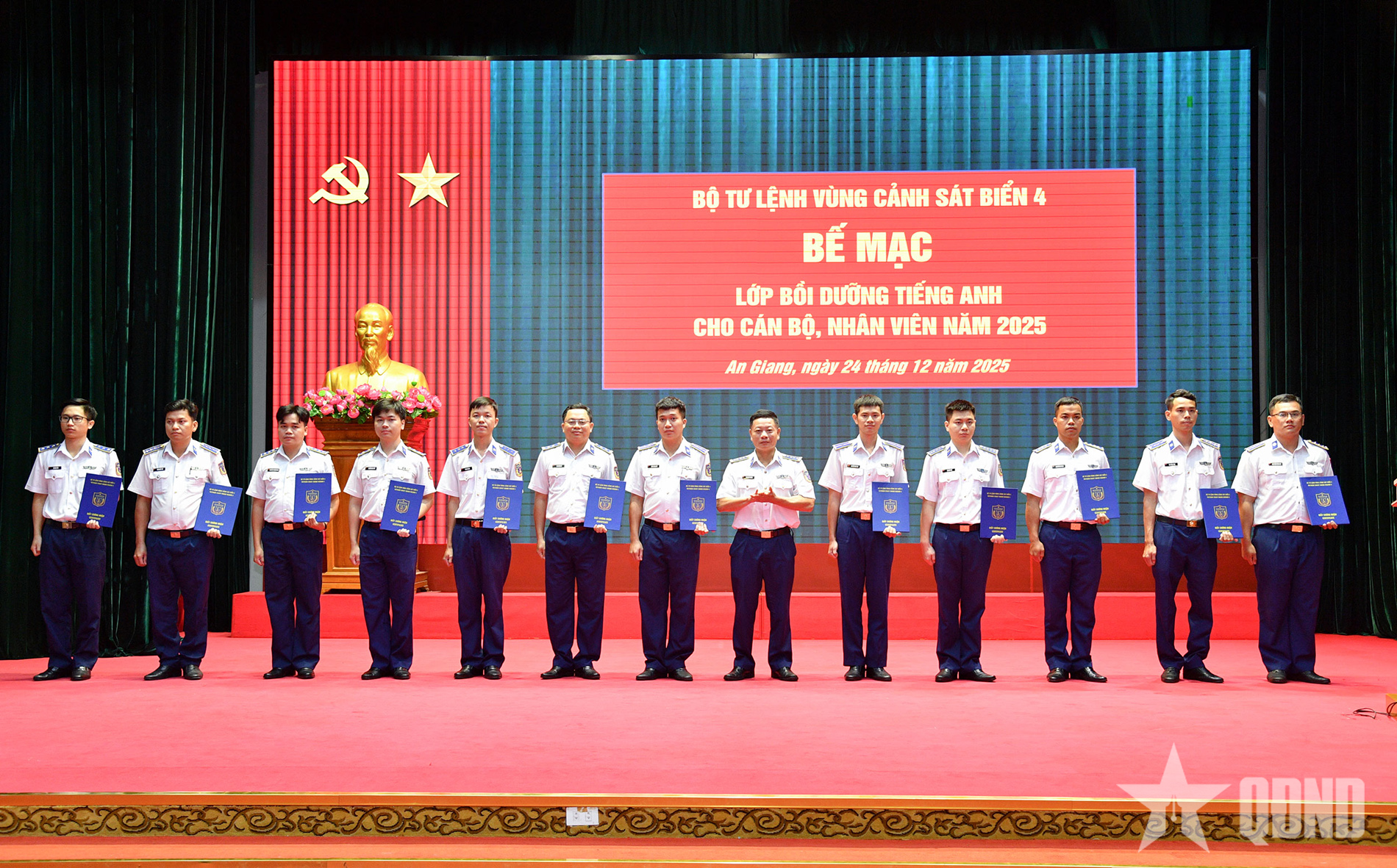 Bộ tư lệnh Vùng Cảnh sát biển 4 nâng cao trình độ tiếng Anh cho cán bộ, nhân viên