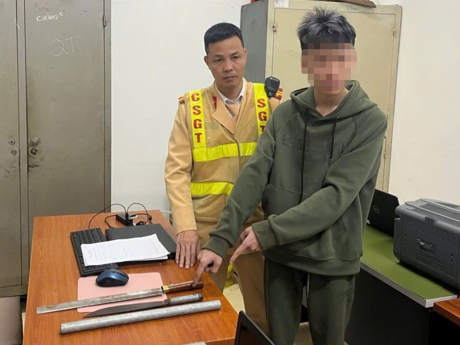 Hà Nội: Cảnh sát giao thông khống chế đối tượng mang hung khí khi tham gia giao thông