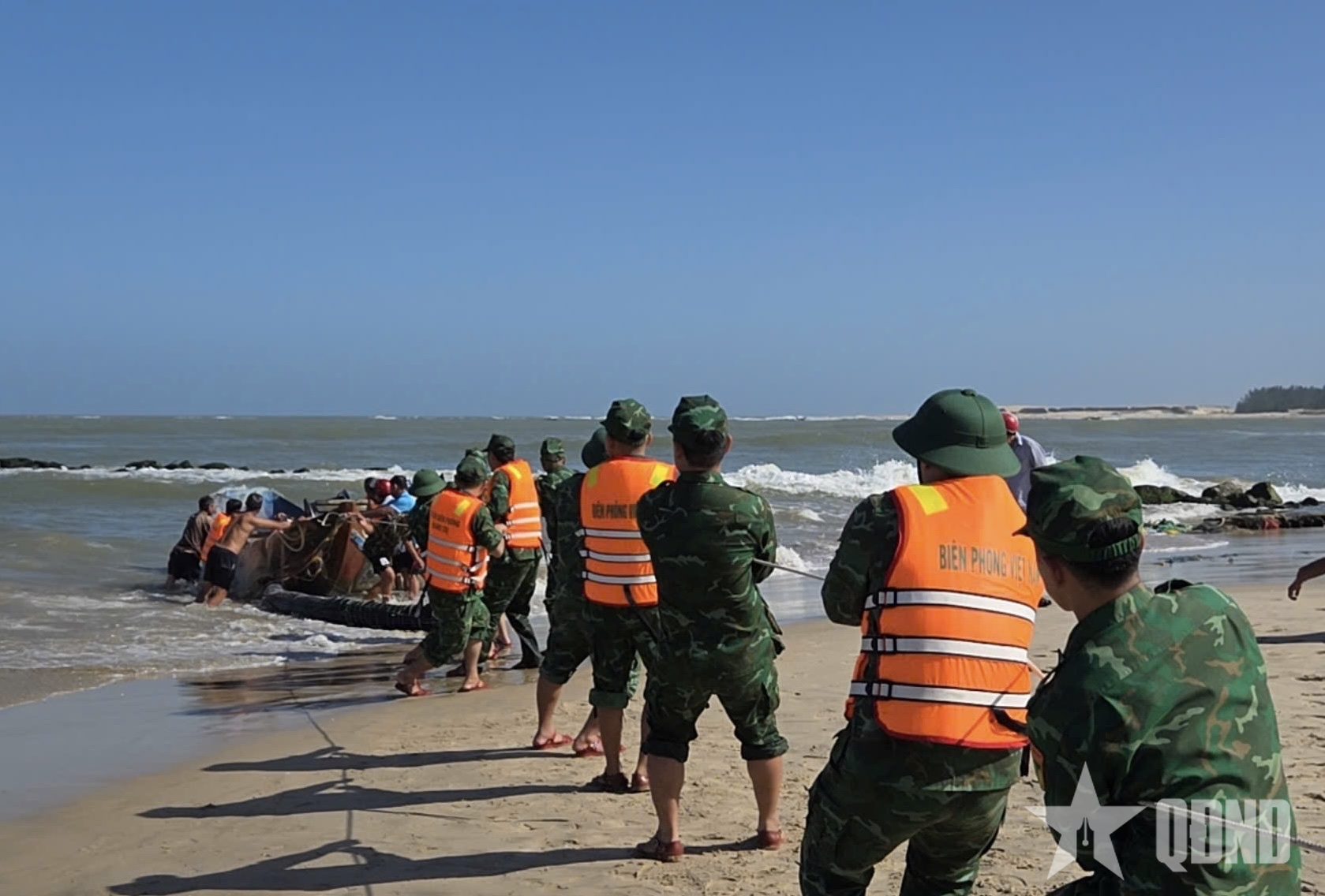 Đồn Biên phòng Cửa khẩu cảng Cửa Việt kịp thời cấp cứu ngư dân gặp nạn trên biển
