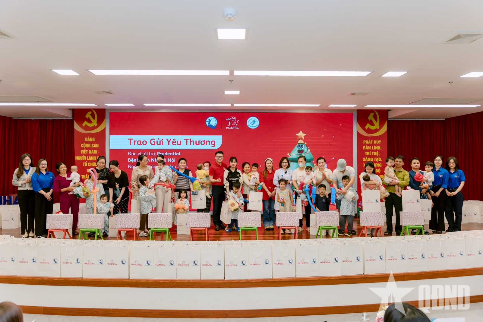 Trao gửi yêu thương tới 2.600 bệnh nhi nhân dịp Giáng sinh 2025