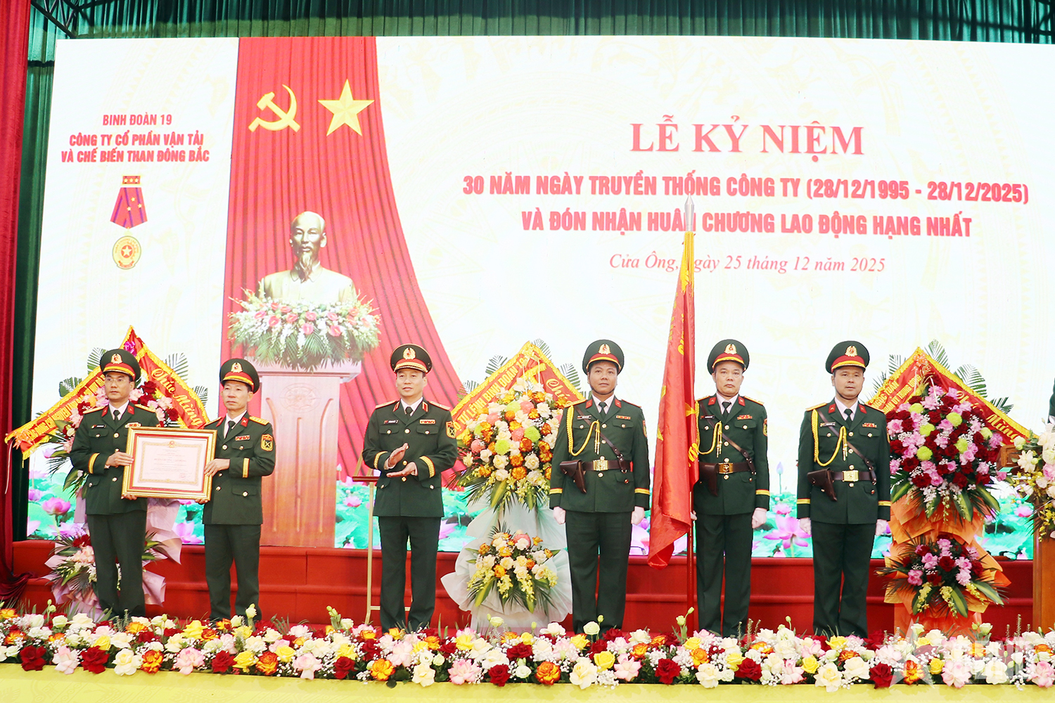 Công ty Vận tải và Chế biến than Đông Bắc (Binh đoàn 19) đón nhận Huân chương lao động hạng Nhất

