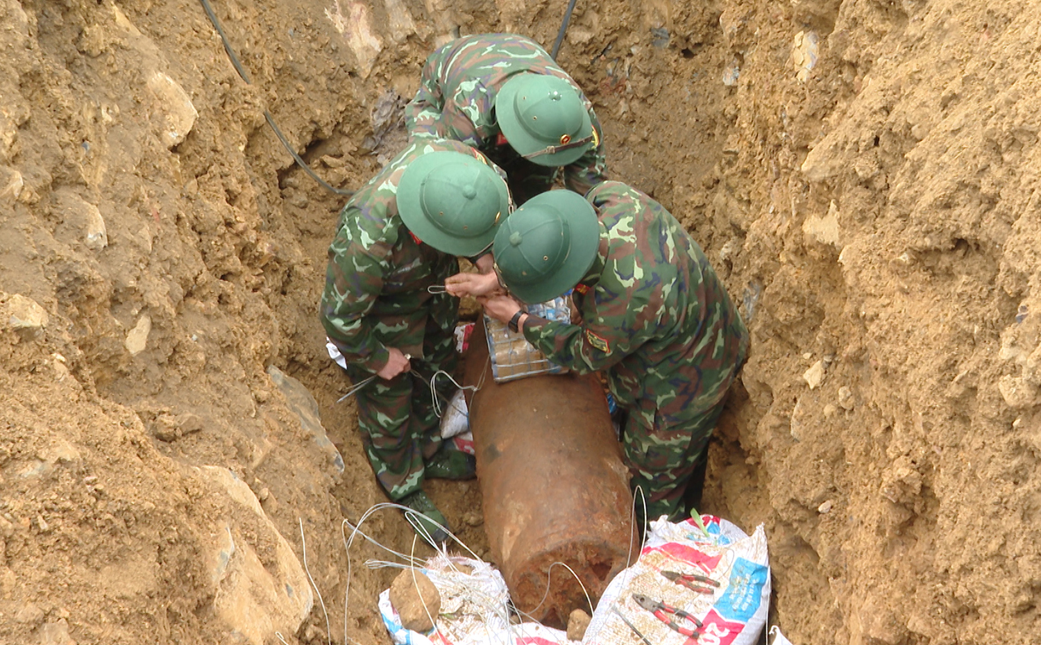 Phú Thọ: Hủy nổ an toàn quả bom lớn tại xã Văn Miếu