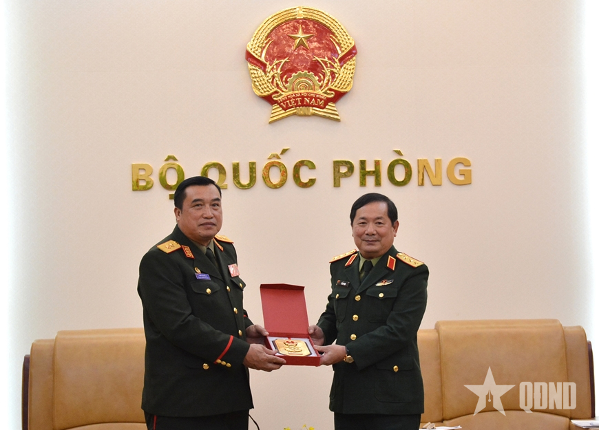 Thượng tướng Lê Huy Vịnh tiếp Chánh văn phòng Bộ Quốc phòng Lào 