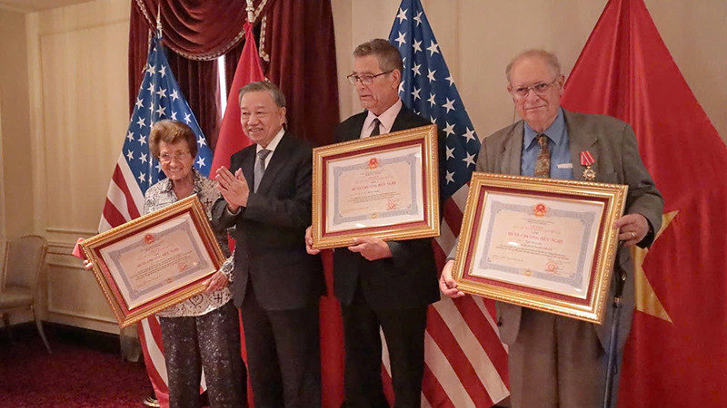 Tiễn biệt ông bà Weiss-những người bạn Mỹ gắn bó thuỷ chung với Việt Nam