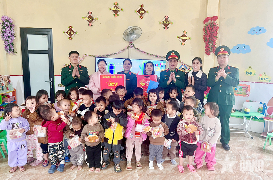 Chi nhánh Trường Sơn 28 tặng quà nhân dân thôn Nậm Tông, xã Cốc Lầu, tỉnh Lào Cai