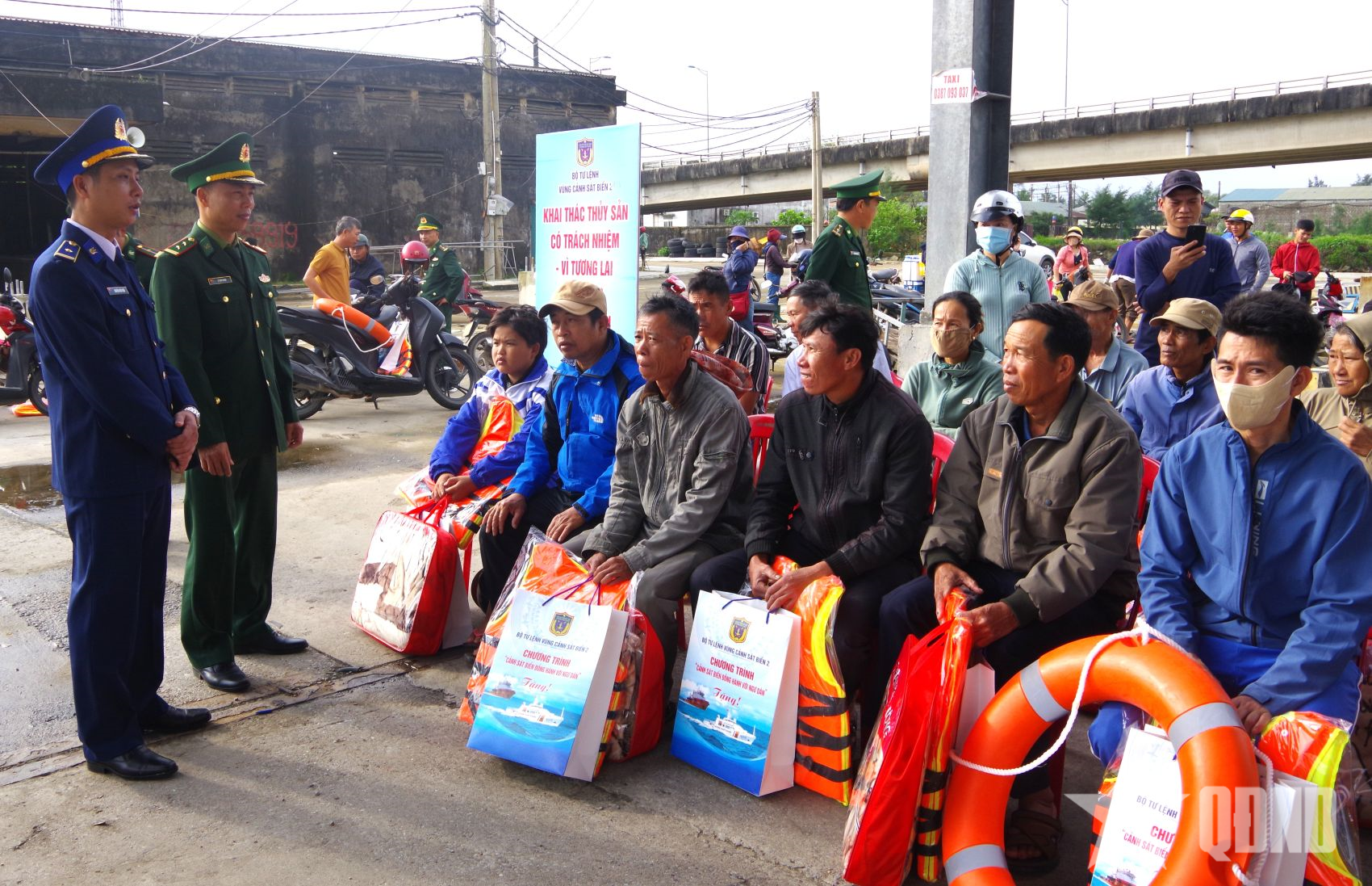 Vùng Cảnh sát biển 2 đẩy mạnh tuyên truyền chống IUU cho ngư dân Quảng Trị